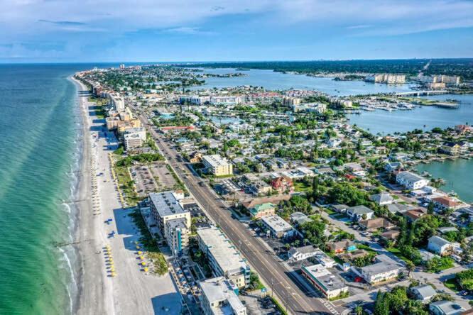 Sunset Beach Suites Сейнт Пийт Бийч Екстериор снимка